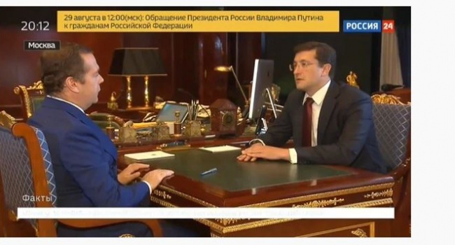 Россияне уверены, что вместо Медведева им показали его двойника Россияне уверены, что вместо Медведева им показали его двойника