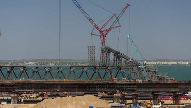 Агрессор Путин отдал приказ разобрать часть Крымского моста