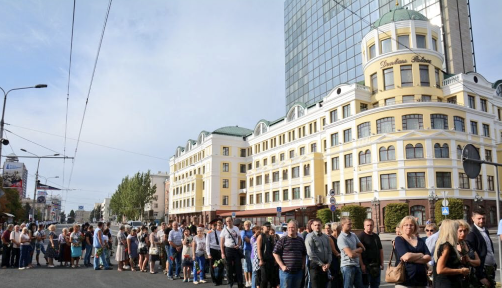 Хоронят в закрытом гробу: в сети появились первые фото с похорон Захарченко 