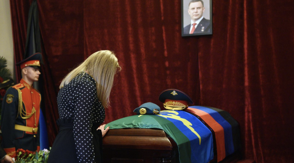Хоронят в закрытом гробу: в сети появились первые фото с похорон Захарченко 