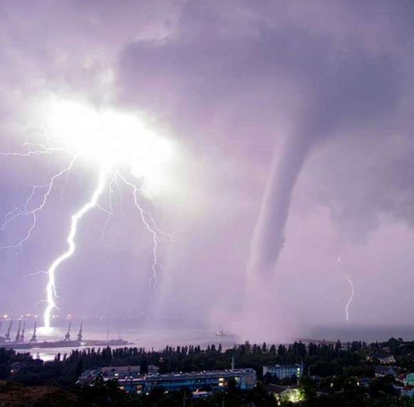 Реальный конец света: сеть впечатлили фото и видео смерчей в Феодосии
