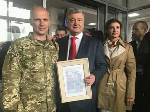 Порошенко получил «тюремный» подарок от бывшего пленника террористов: в сети выложили фото