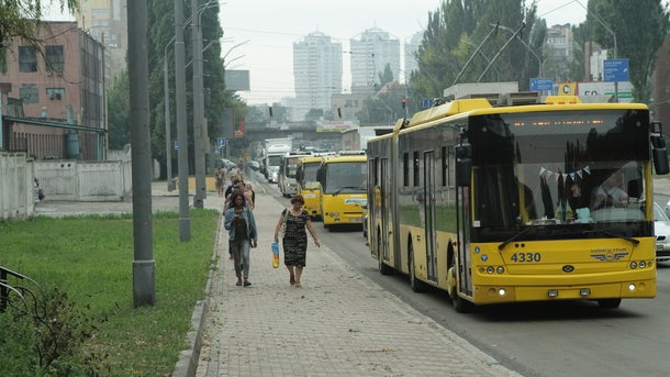 Киевские троллейбусы и трамваи помоют за 12 миллионов гривен: в соцсетях возмущены 