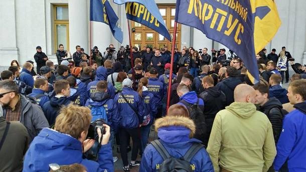 У стен МИД Украины проходит митинг с требованием выслать посла Венгрии 