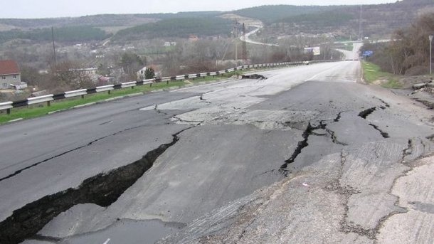Аксенов заявил, что оккупантам не за что ремонтировать дороги Крыма Аксенов заявил, что оккупантам не за что ремонтировать дороги Крыма