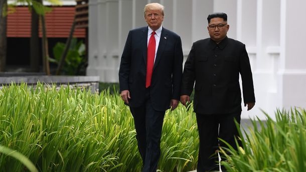 «Я был жестким, и он тоже, мы шагали то вперед, то назад, а потом влюбились друг в друга», - Трамп о взаимоотношениях с Ким Чен Ыном