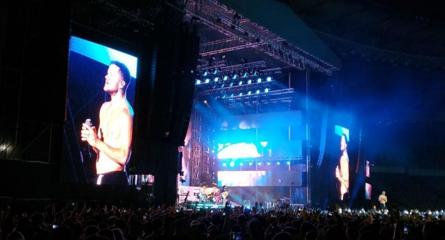 Флаг Украины на плече: как в Киеве прошел концерт группы Imagine Dragons 