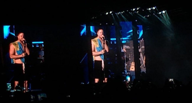 Флаг Украины на плече: как в Киеве прошел концерт группы Imagine Dragons 