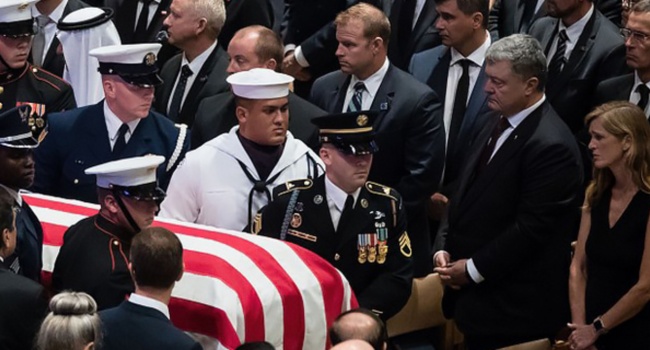Порошенко плече к плечу со Столтенбергом на церемонии прощания с Маккейном – «послание» покойного сенатора
