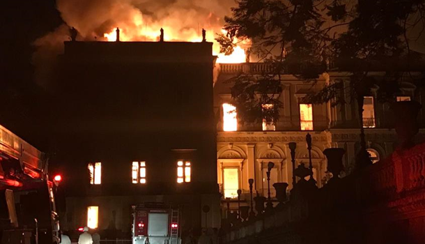 Сгорело свыше 20 миллионов экспонатов: в Бразилии пожар уничтожил Национальный музей 