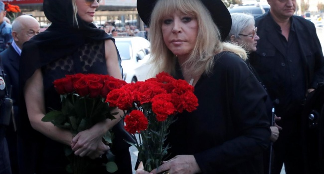 Она сильно плакала: Пугачёва привезла всю семью на похороны Кобзона