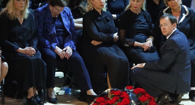 Она сильно плакала: Пугачёва привезла всю семью на похороны Кобзона
