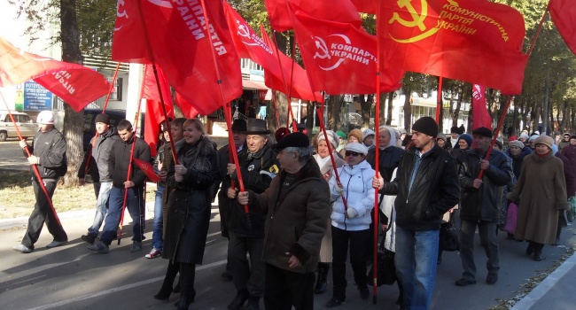 «Хотим жить, а не выживать»: компартия в аннексированном Крыму провела митинг против пенсионной реформы 