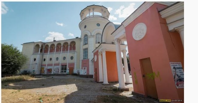 Блогер показал, что произошло с самым красивым зданием в Крыму