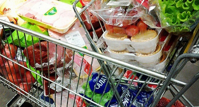 Украинцы тратят на еду намного меньше европейцев, но вынуждены экономить даже на продуктах