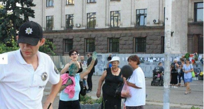 Тужили по Захарченко и Кобзоном: в Одессе активисты облили сторонников «русского мира» зеленкой 