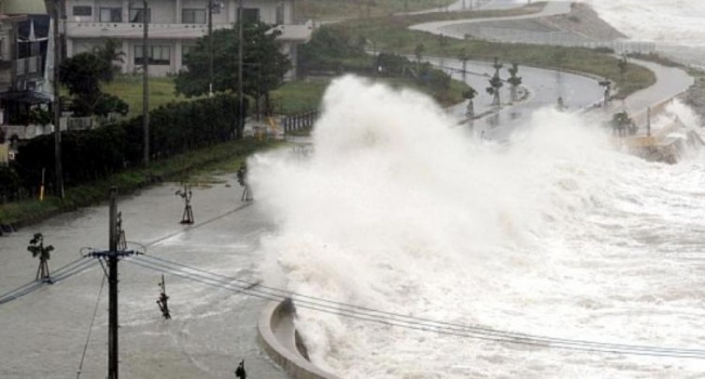 На Японию обрушился сильнейший за четверть века тайфун