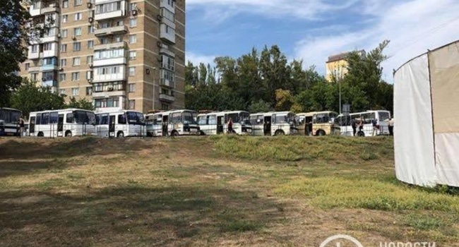 В сети появились фото десятков автобусов, которыми свозили «скорбящих» в Донецк