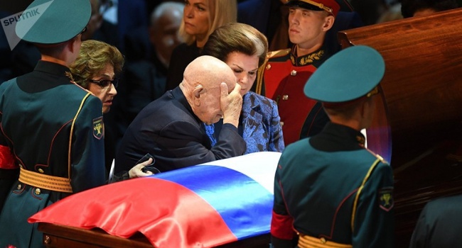В России устроили две церемонии прощания с Кобзоном, одна из них была тайной