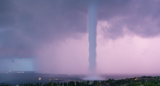 Реальный конец света: сеть впечатлили фото и видео смерчей в Феодосии