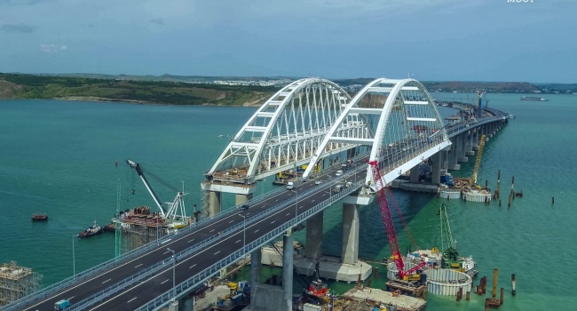 В Крымский мост врезался плавающий кран, движение ограничено 