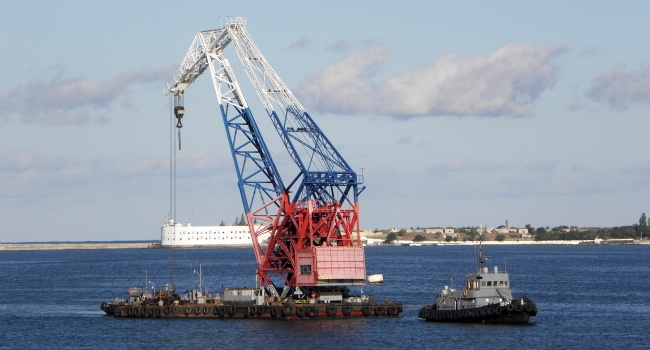 ЧП с Крымским мостом: в сооружение врезался плавучий кран