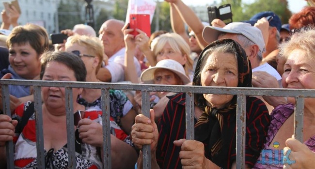Журналист опубликовал два фото народной любви к Порошенко и Тимошенко
