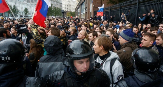 Навальный вывел россиян на массовые протесты против пенсионной реформы: полиция массово задерживает граждан Навальный вывел россиян на массовые протесты против пенсионной реформы: полиция массово задерживает граждан