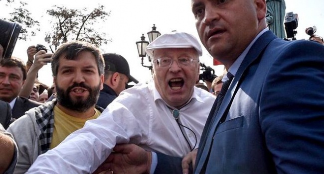 «Провокатор из Киева»: протестующий, которого жестко избил Жириновский, оказался украинцем «Провокатор из Киева»: протестующий, которого жестко избил Жириновский, оказался украинцем