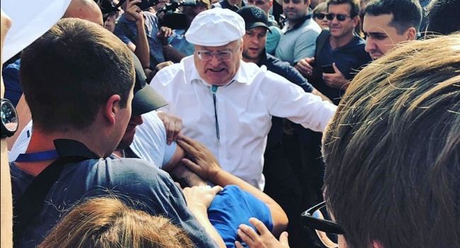 «Пять лет за любое оскорбление представителя власти»: Жириновский прокомментировал нападение на протестующего украинца, пригрозив тюрьмой 