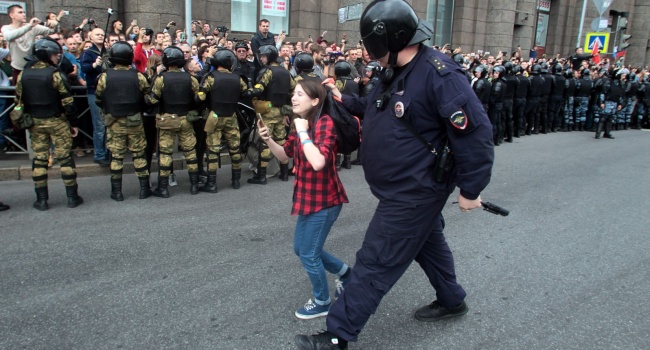 Журналист: россияне пойдут на протест только за отодвинутую на пять лет колбасу