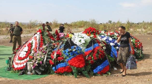 Похоронили, как будто бездомного: в сети показали странную могилу Захарченко