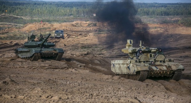 Россия устрашает масштабными военными учениями, но мы помнит, как горят в танках буряты и знаем, куда достает оружие США, – блогер