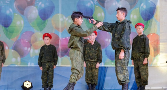 Окупанти в Криму провели показові бої за участю дітей з автоматами і шашками 