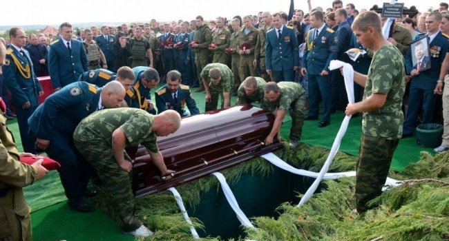 «Я не видела его в гробу»: местные жители рассказали об охране на могиле Захарченко 
