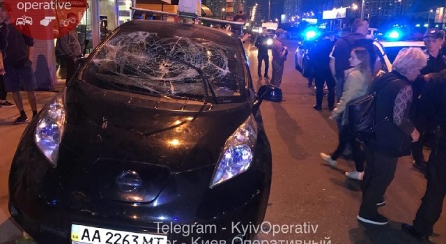 Таксист буквально «влетел» в остановку общественного транспорта в Киеве, где стояли люди