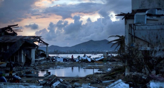 «Сносил людей и поднимал в воздух самолеты»: смертельный тайфун Мангхут достиг Гонконга