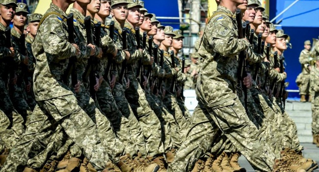 Порошенко: финансирование армии Украины увеличено в три раза