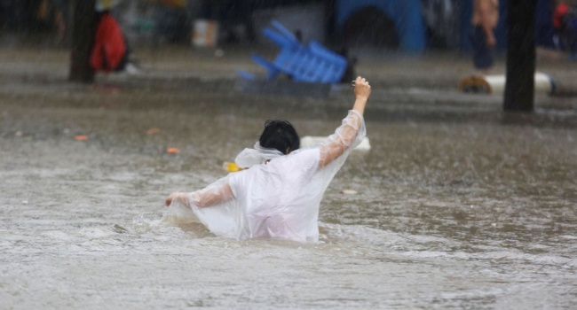 Тайфун «Мангхут»: в сети появилось страшное видео