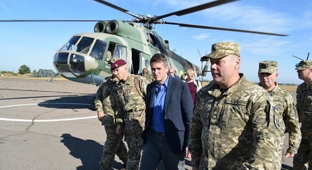 Глава Минобороны Великобритании посетил позиции ВСУ на Донбассе
