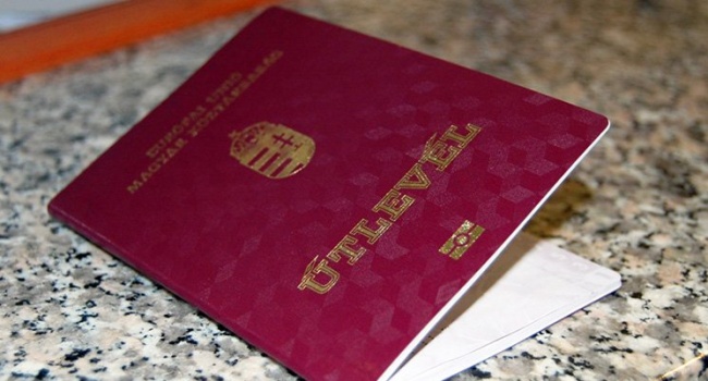 Безлад в Берегові: в угорському консульстві українцям таємно видають паспорти Угорщини
