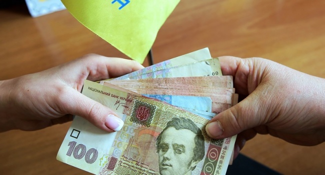 Украинцы, получающие пенсии через «Укрпочту», могут остаться без денег