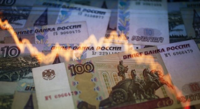 В России паника из-за экономического кризиса: граждане массово снимают иностранную валюту со счетов в банках