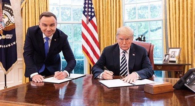 Телеканал Польши уволил сотрудника за снимок Трампа и Дуды Телеканал Польши уволил сотрудника за снимок Трампа и Дуды