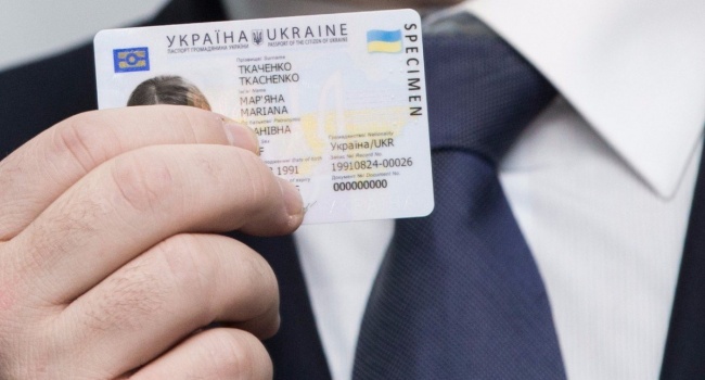 В Украине вручили 10-миллионный биометрический паспорт
