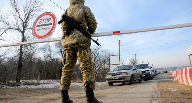 Украинские военные на Донбассе создают зоны безопасности Украинские военные на Донбассе создают зоны безопасности