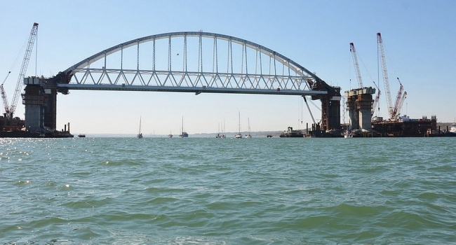Корабли ВМС ВСУ прошли под арками Крымского моста, - СМИ