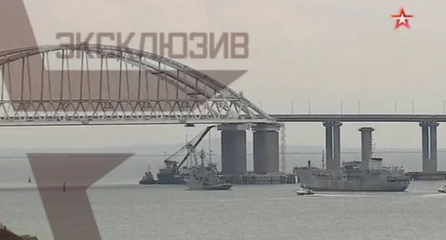 «В окружении катеров, водолазов и всего на свете»: соцсети бурно обсуждают прохождение кораблей ВМС ВСУ через Крымский мост