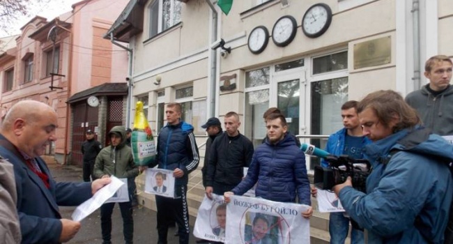 Митинг в Берегово: активисты требуют закрыть консульство Венгрии