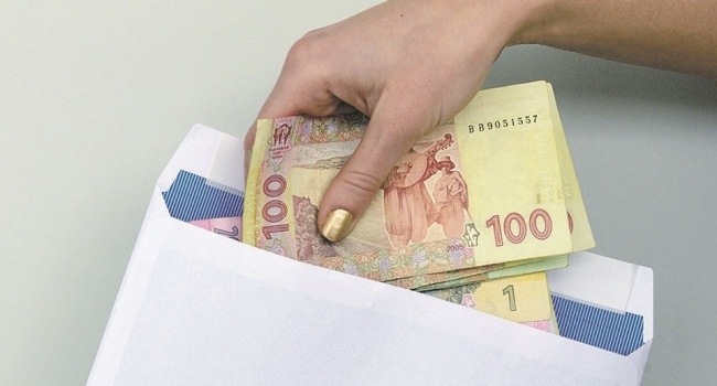  В Украине выявили тысячи работников с зарплатами в конвертах